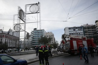 ÁÍÄÑÁÓ ÁÍÅÂÁÓÌÅÍÏÓ ÓÅ ÃËÕÐÔÏ ÓÔÇÍ ÐËÁÔÅÉÁ ÔÇÓ ÏÌÏÍÏÉÁÓ ÁÐÅÉËÅÉ ÍÁ ÁÕÔÏÊÔÏÍÉÓÅÉ (EUROKINISSI/ÃÉÁÍÍÇÓ ÐÁÍÁÃÏÐÏÕËÏÓ)